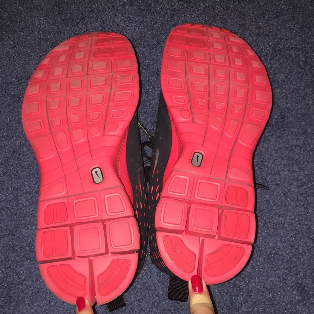 Nike black and red gym shoes - Picture 3 of 3